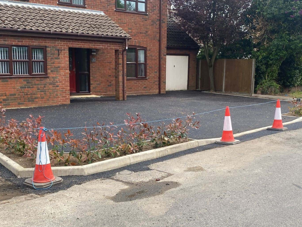 This is a newly installed tarmac driveway just installed by Harleston Driveway Installers